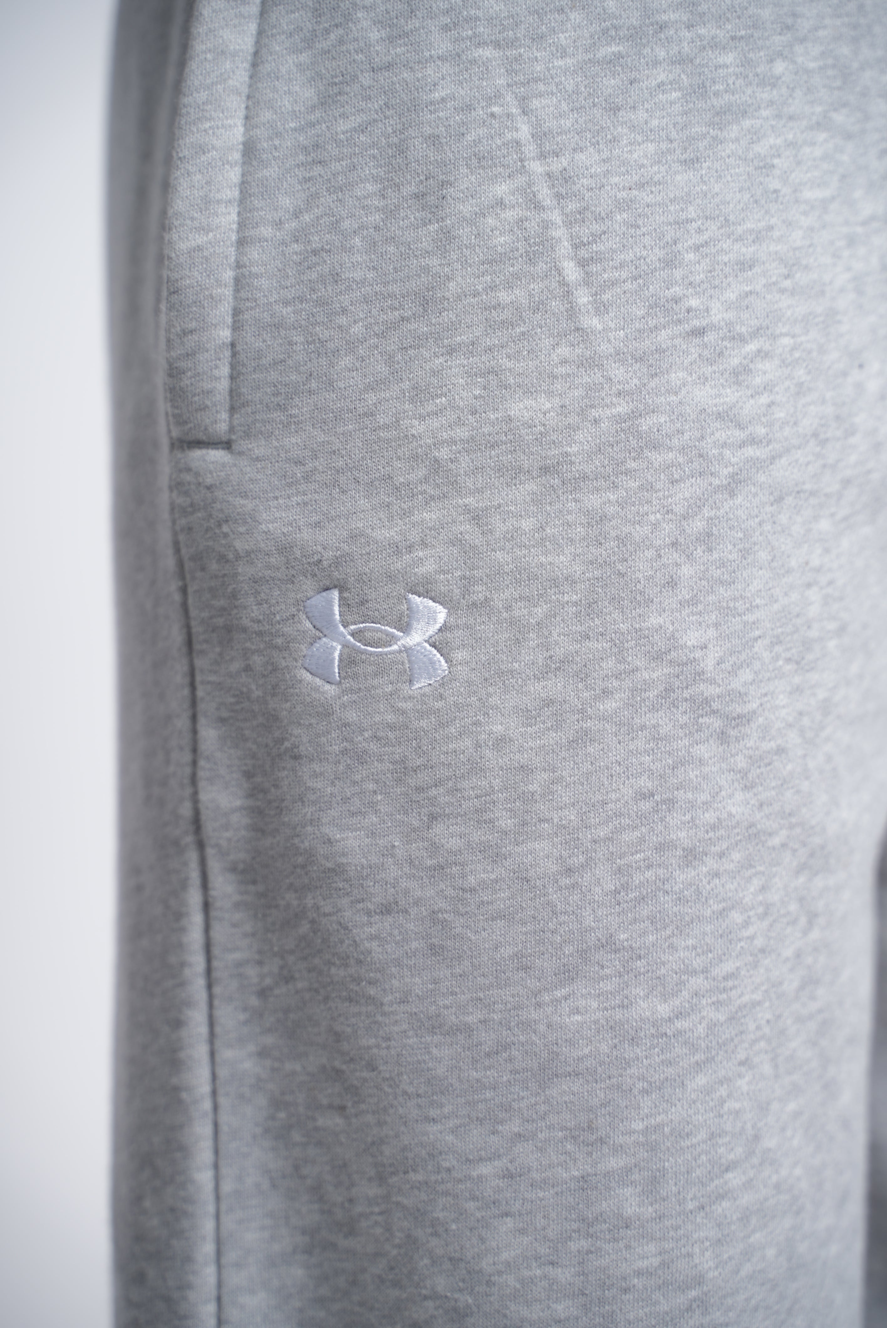 Pantalon droit molletonné UA Rival